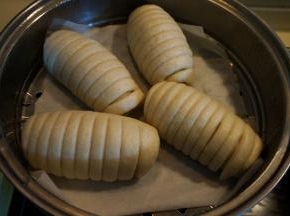 冷水上锅，因为香肠太凉，所以开锅后蒸20分钟；如果香气没有冻着，可以上汽后15分钟即可。关火后焖5分钟，防止骤冷而导致花卷表面收缩