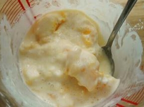 芒果用勺子弄散，我用的料理棒，太大的话料理棒工作不了，当然你用破壁机的话这步可以省略