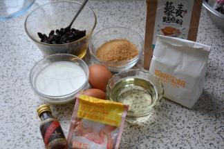材料大合影；葡萄干加朗姆酒泡软，泡至少30分钟以上