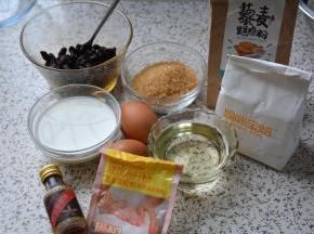 材料大合影；葡萄干加朗姆酒泡软，泡至少30分钟以上