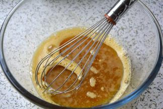 搅打均匀后，加入玉米油