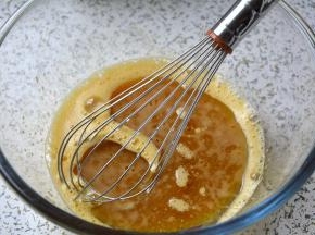 搅打均匀后，加入玉米油