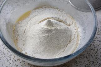 低筋面粉和泡打粉筛入蛋黄牛奶融液中，接着筛入藜麦粉