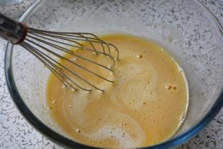 搅匀后加入牛奶、香草精，呈融合的液体状；香草精也可随喜好，可加可不加