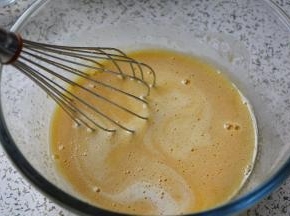 搅匀后加入牛奶、香草精，呈融合的液体状；香草精也可随喜好，可加可不加