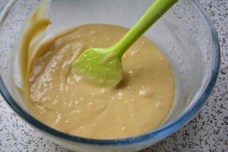 用刮刀以不规则的方向搅拌成均匀的面糊