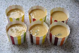 用小勺将面糊舀入马芬纸杯中，8分满即可