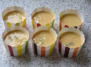 用小勺将面糊舀入马芬纸杯中，8分满即可