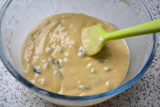 泡软的葡萄干挤干加入面糊中，拌均匀；此时开始预热烤箱180度