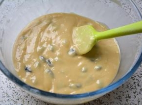 泡软的葡萄干挤干加入面糊中，拌均匀；此时开始预热烤箱180度