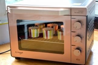 将马芬杯码放在烤架上，再送入预热好的烤箱中层，180度，用“后风加热”，30分钟左右；