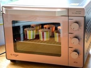 将马芬杯码放在烤架上，再送入预热好的烤箱中层，180度，用“后风加热”，30分钟左右；