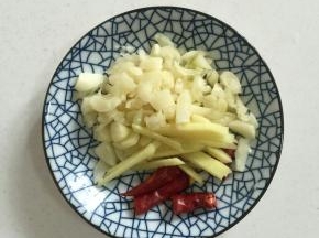 蒜瓣剁碎，生姜切成丝，干辣椒切成段备用！