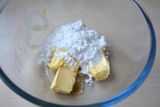 黄油加糖粉、香草精