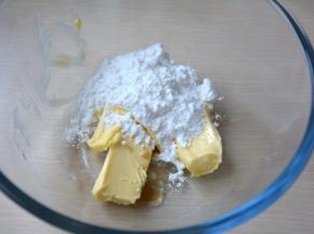 黄油加糖粉、香草精