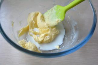 用刮刀拌匀，加入牛奶，或者换成同等量的动物性淡奶油