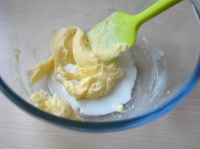 用刮刀拌匀，加入牛奶，或者换成同等量的动物性淡奶油