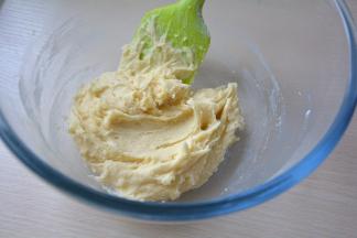 用刮刀拌成无干粉的面团