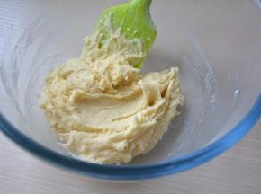 用刮刀拌成无干粉的面团