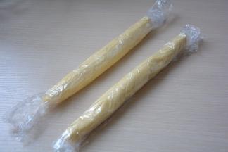 整成直径约1.5cm的圆柱体，包好，入冰箱冷藏一小时，面团凝固后再使用