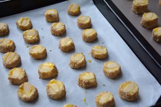 用刮刀切成厚约1cm的面块，表面轻刷一层蛋黄液，放一片杏仁片；此时烤箱开始预热，170度，选择后旋风加热方式