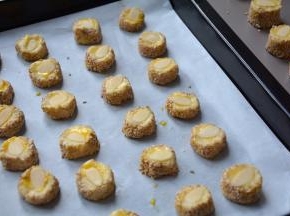 用刮刀切成厚约1cm的面块，表面轻刷一层蛋黄液，放一片杏仁片；此时烤箱开始预热，170度，选择后旋风加热方式