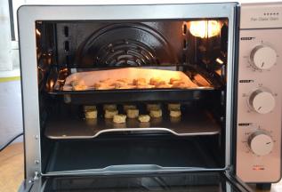 将两盘小酥饼送入烤箱，两层加热，后旋风加热功能完全可以做到，而且不用担心加热、上色不充分