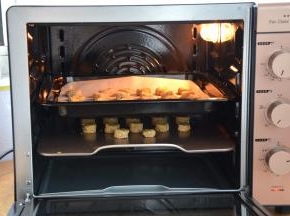 将两盘小酥饼送入烤箱，两层加热，后旋风加热功能完全可以做到，而且不用担心加热、上色不充分