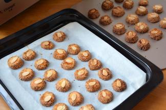 出炉后晾架上晾凉，入罐保存