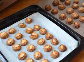 出炉后晾架上晾凉，入罐保存