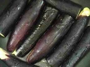 锅烧热倒入适量的油，放入切好的茄子进去中小火慢慢的煎！（茄子比较吃油，要比平时炒菜多放一点儿油！）

