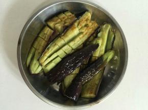 把茄子两面都煎软了，捞出沥干油分备用！
