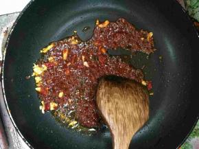 锅烧热倒入少许油，放入生姜，蒜瓣，花椒，干辣椒，豆瓣酱爆出香味儿！

