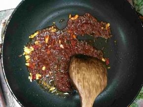 锅烧热倒入少许油，放入生姜，蒜瓣，花椒，干辣椒，豆瓣酱爆出香味儿！

