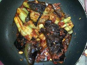 倒入煎好的茄子翻炒均匀！

