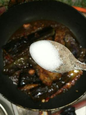 加入少许盐翻炒均匀！（豆瓣酱里面含有盐分，要适当调整盐的用量！）

