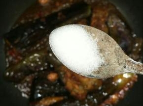 加入少许盐翻炒均匀！（豆瓣酱里面含有盐分，要适当调整盐的用量！）

