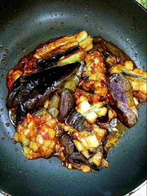 起锅前加入适量的糖和鸡精调味即可！
