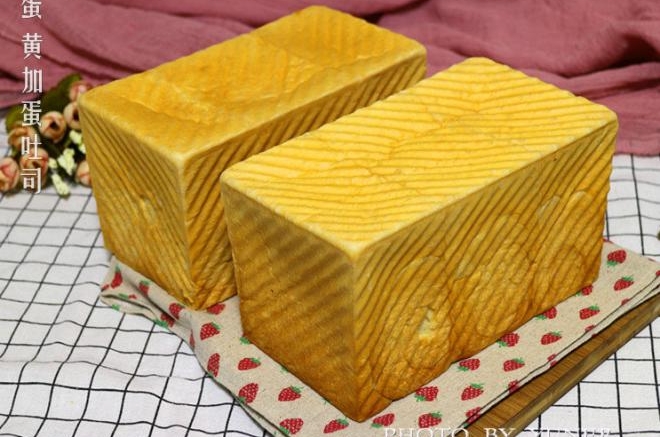 【蛋黄加蛋吐司】：鸡蛋赋予面包更加香浓的味道！