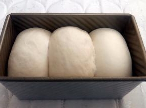 放入吐司模，盖保鲜膜，发酵至八分满，盖上盖子。