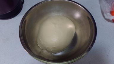 面团收圆，放容器内，盖上保鲜膜或湿布，进行第一次发酵。
