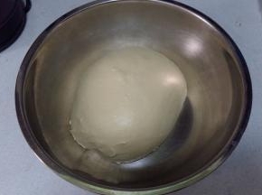 面团收圆，放容器内，盖上保鲜膜或湿布，进行第一次发酵。
