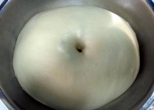面团发酵至两倍大，用手在面团上戳个洞，洞口不回缩，表示发酵完成。