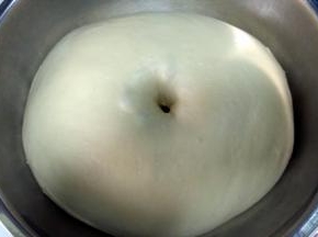 面团发酵至两倍大，用手在面团上戳个洞，洞口不回缩，表示发酵完成。