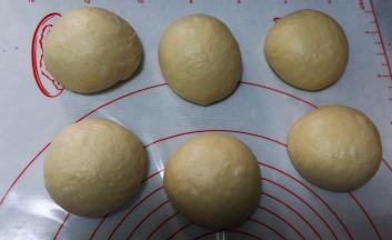 分成六等份，排气，滚圆，盖保鲜膜松驰20分钟。