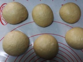 分成六等份，排气，滚圆，盖保鲜膜松驰20分钟。