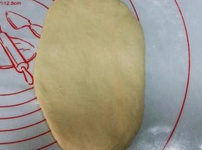 松驰好的面团，擀成椭圆形面片。