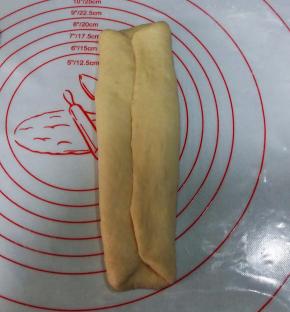 翻面，面片两边向中间对折。用手按压面片排气。