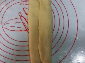 翻面，面片两边向中间对折。用手按压面片排气。