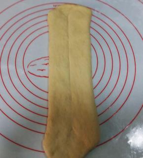 擀长，将面片边上的气泡按掉。